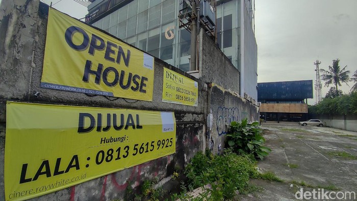 Warunk Upnormal sempat jadi tempat nongkrong favorit anak muda pada masanya. Kini beberapa gerainya sudah mulai tutup.