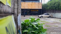 Tidak terlihat aktivitas orang di bangunan ini, namun terlihat ada satu unit mobil yang diparkir.
