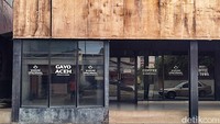 Warunk Upnormal adalah tempat nongkrong yang menjual kopi, mi instan, sampai makanan ala warkop lainnya. 