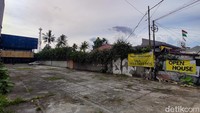 Melihat fenomena tersebut, Pakar Bisnis Rhenald Kasali menyebutkan bahwa hal itu dapat terjadi karena kurangnya pemasukan pada gerai tersebut. Terlebih lagi, harga franchise atau kemitraan yang semakin hari semakin mahal.