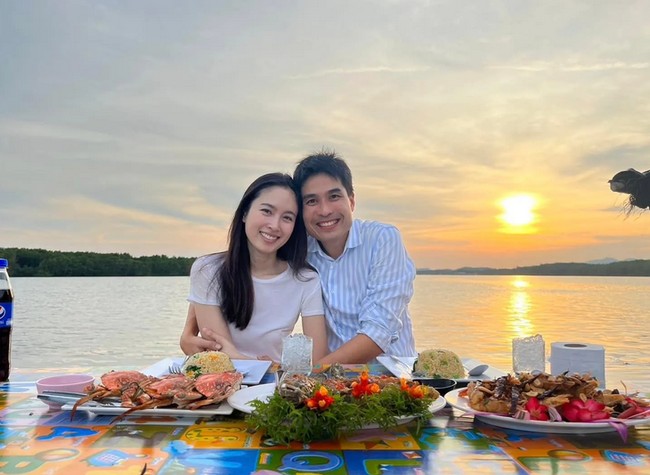 Kemesraan selalu ditunjukkan oleh pasangan ini. Inilah momen romantis saat keduanya makan bersama dengan latar belakang matahari terbenam. Foto: dok. Facebook