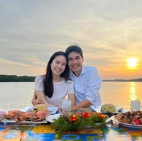 Kemesraan selalu ditunjukkan oleh pasangan ini. Inilah momen romantis saat keduanya makan bersama dengan latar belakang matahari terbenam. Foto: dok. Facebook