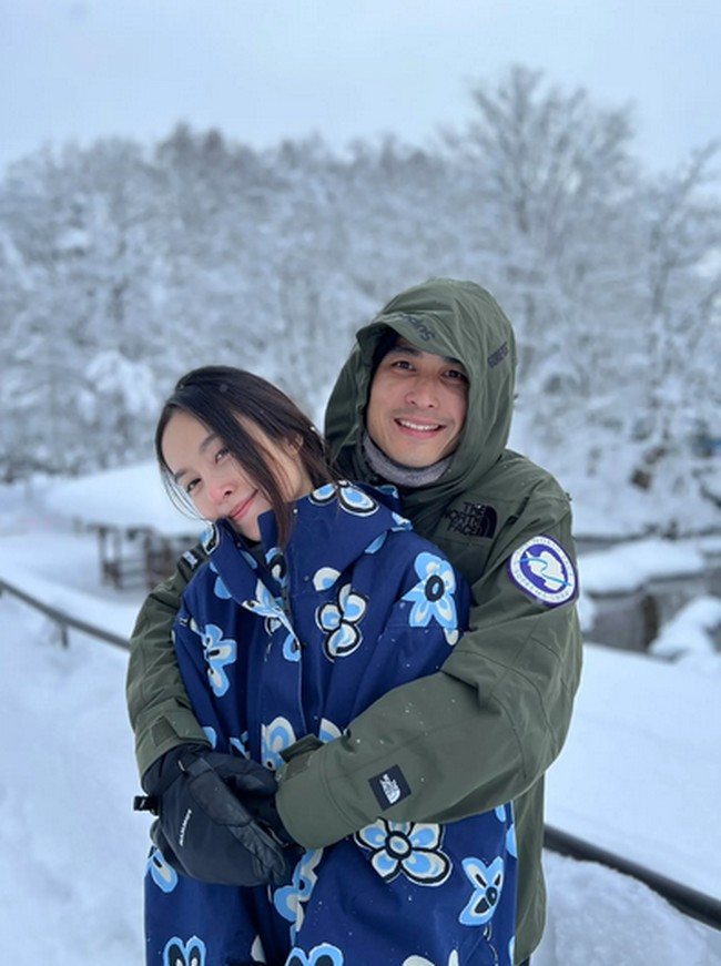 Nong Poy dan Oak berlibur bersama di negara bersalju. Tampak Oak tidak melihat masa lalu Poy, namun kepribadian baik wanita 36 tahun itu. Foto: dok. Facebook