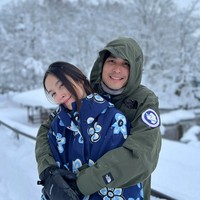 Nong Poy dan Oak berlibur bersama di negara bersalju. Tampak Oak tidak melihat masa lalu Poy, namun kepribadian baik wanita 36 tahun itu. Foto: dok. Facebook