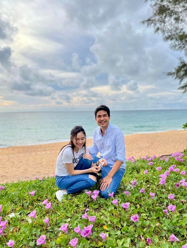 Oak Phakwa Hongyok bukan orang sembarangan. Tak hanya tampan, Oak juga datang dari keluarga kaya raya yakni pewaris grup AJ Jor, perusahaan di bidang pariwisata di Phuket. Foto: dok. Facebook