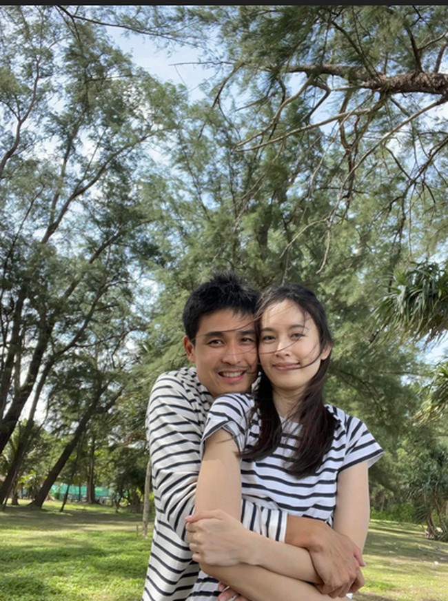 Memeluk Poy dari belakang, dan menggunakan baju dengan motif sama, membuat penggemar Poy ikut berbahagia dengan hubungan mereka. Foto: dok. Facebook