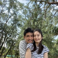 Memeluk Poy dari belakang, dan menggunakan baju dengan motif sama, membuat penggemar Poy ikut berbahagia dengan hubungan mereka. Foto: dok. Facebook