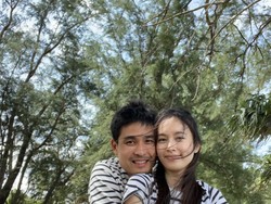 8 Foto Kemesraan Transgender Tercantik Nong Poy dengan Calon Suaminya