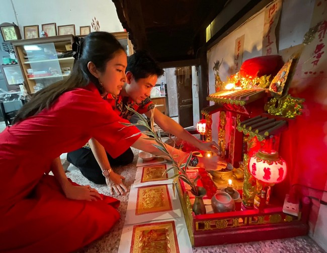 Kisah cinta Nong Poy dan Oak pun cukup unik. Keduanya bertemu di kuil saat sama-sama memohon keberuntungan. Poy dan Oak sampai saat ini masih rutin untuk berdoa bersama. Foto: dok. Facebook