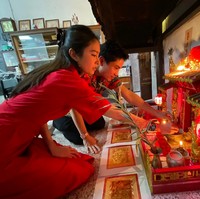 Kisah cinta Nong Poy dan Oak pun cukup unik. Keduanya bertemu di kuil saat sama-sama memohon keberuntungan. Poy dan Oak sampai saat ini masih rutin untuk berdoa bersama. Foto: dok. Facebook