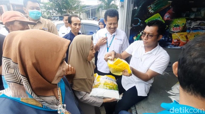 Operasi pasar yang digelar Perum Bulog Madura di Pasar Anom Baru Sumenep