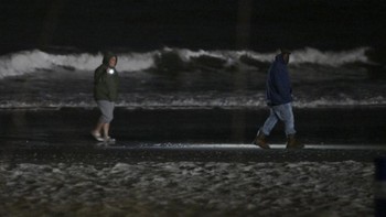 Warga lokal turut mencoba mencari puing balon misterius China yang ditembak oleh militer AS. Foto: Getty Images