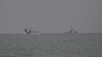 Dua buah kapal memindai laut selama upaya untuk mengambil sisa-sisa balon China, setelah balon yang kabarnya untuk pengintaian itu ditembak jatuh di Myrtle Beach SC, Amerika Serikat pada 05 Februari 2023. Foto: Getty Images