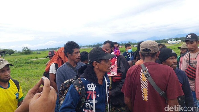 Aparat TNI-Polri mengevakuasi 15 pekerja yang disandera KKB