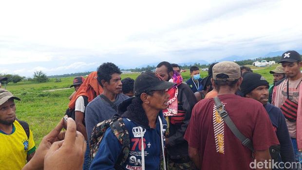 Aparat TNI-Polri mengevakuasi 15 pekerja yang disandera KKB