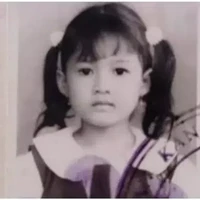 Nella Kharisma tampil lucu dan menggemaskan di dalam pas foto sekolahnya saat masih berada di taman kanak-kanak. Penampilannya yang polos kini sudah berubah jadi semakin cantik. Foto: Instagram/@nellakharisma