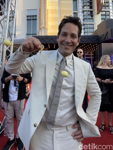 Paul Rudd saat mencoba main lato-lato di karpet merah fan event Ant-Man and The Wasp: Quantumania di Sydney, Australia.