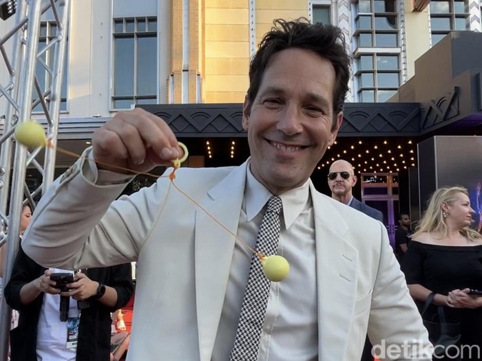 Paul Rudd saat mencoba main lato-lato di karpet merah fan event Ant-Man and The Wasp: Quantumania di Sydney, Australia.