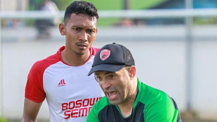 Pelatih Bernardo Tavares memberikan arahan ke pemain PSM Makassar untuk persiapan melawan Barito Putera.