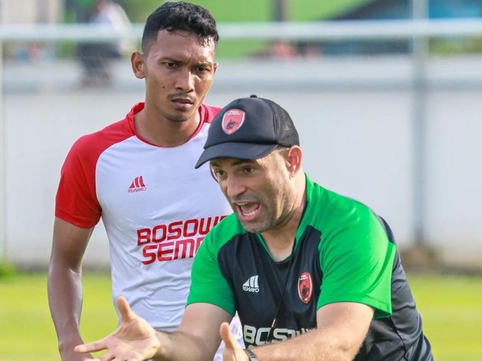 Pelatih Bernardo Tavares memberikan arahan ke pemain PSM Makassar untuk persiapan melawan Barito Putera.