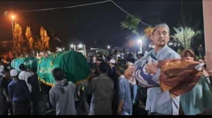 Pemakaman satu keluarga korban kecelakaan maut di Bojonegoro