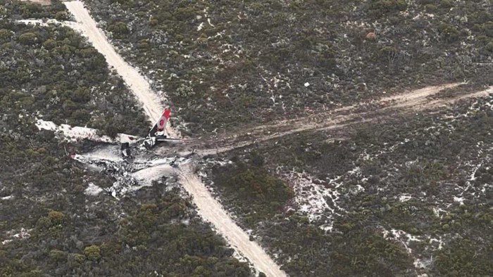 Two pilots made a miraculous escape after their Boeing 737 water-bombing plane crashed and burned while fighting a blaze in remote Western Australia © Handout / WEST AUSTRALIAN DEPARTMENT OF FIRES AND EMERGENCY SERVICES/AFP