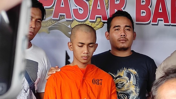 I Kadek Juniarta, pelaku pembunuhan pacarnya sendiri di Polsek Denpasar Barat, Rabu (8/2/2023). Juniarta membunuh pacarnya karena kekasihnya minta dinikahi.