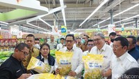 Akan tetapi, dirinya memastikan bahwa prioritas penjualan beras Bulog akan disalurkan melalui pasar tradisional. Hal ini supaya masyarakat bisa memilih, ingin membeli beras Bulog di pasar tradisional atau ritel modern dengan harga yang sama.