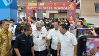 Di sisi lain, Ketua Umum Asosiasi Pengusaha Ritel Indonesia (Aprindo) Roy N. Mandey menuturkan bahwa ia akan menjamin harga beras Bulog yang dijual di ritel modern sesuai dengan harga eceran tertinggi (HET) yaitu Rp 9.450/kg. Namun, beras akan dijual dalam kemasan 5 kilogram (kg). Hal ini karena ritel modern tidak menjual beras curah.