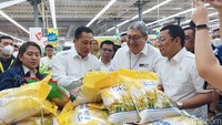 Hari ini, Badan Pangan Nasional (Bapanas) bersama Perum Bulog, ID Food serta Asosiasi Pengusaha Ritel Indonesia (Aprindo) meninjau berbagai harga komoditas pangan di pasar ritel modern Hypermart Puri Indah. Dalam peninjauan ini, hadir pula Direktur Utama Perum Bulog Budi Waseso dan Direktur Utama ID Food Frans Marganda Tambunan.