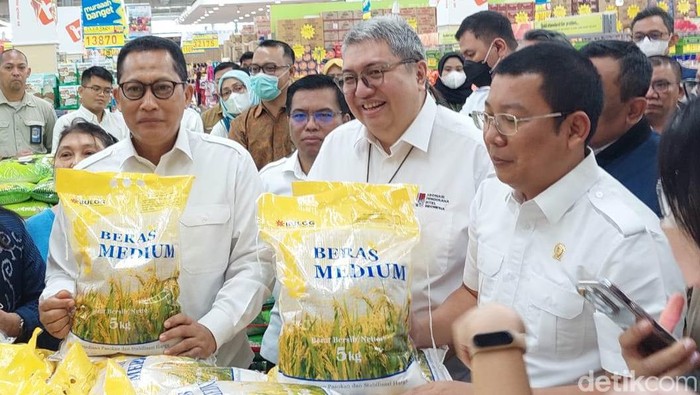 Penampakan Beras Bulog yang Bisa Dibeli di Pasar Ritel Modern Penampakan Beras Bulog yang Bisa Dibeli di Pasar Ritel Modern
