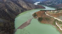 Para pekerja mengatakan mereka telah mengumpulkan sekitar 10.000 meter kubik (lebih dari 353.000 kaki kubik) sampah sejak awal Desember. Tapi pekerjaan mereka masih jauh dari selesai karena masih banyak lagi sampah yang menumpuk di danau.  