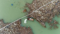 Tahun demi tahun selama bulan-bulan musim dingin, danau di dekat kota Priboj di barat daya Serbia dipenuhi berton-ton sampah seperti botol plastik, tong berkarat, bangkai hewan, dan bahkan furnitur atau peralatan rumah tangga.  