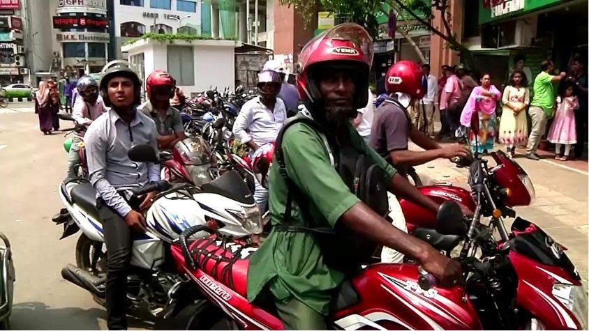 Pengguna motor di Bangladesh.