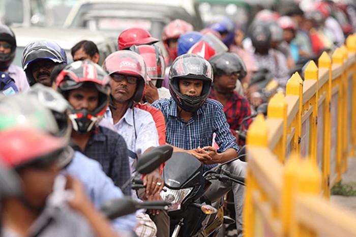 Pengguna motor di Bangladesh.