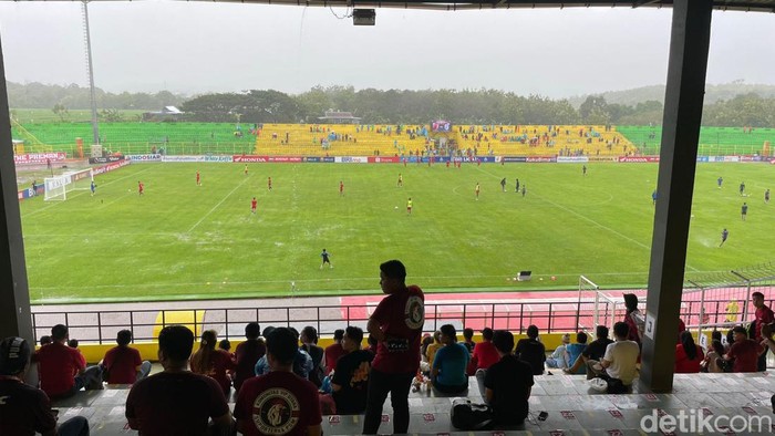 Penonton di Stadion Gelora BJ Habibie Parepare menyaksikan pertandingan PSM Makassar.