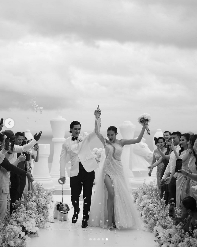 Dari unggahan Patricia Gouw di Instagram diketahui wanita jebolan Asia’s Next Top Model itu mengenakan gaun pengantin rancangan Hian Tjen di hari bahagianya. Hian juga berada di balik penampilan memukau Eva Celia hingga Maudy Ayunda pada hari pernikahan mereka. Foto: Dok. Instagram @ patriciagouw