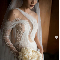 Khusus untuk Patricia Gouw, pria asal Sambas, Kalimantan Barat, ini membuat sebuah gaun putih dengan detail shoulder asimetris yang melengkung elegan hingga menutupi bagian bodice. Gaun tersebut juga memiliki bukaan pada bagian belakang yang sekaligus menonjolkan aura seksi Patricia sebagai model.  Foto: Dok. Instagram @ patriciagouw