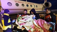 Korban gempa dibawa ke pesawat Kepresidenan Turki oleh tim medis untuk dibawa ke Ankara, Turki, Selasa (7/2/2023).  