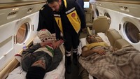 Otoritas Turki mengatakan sekitar 13,5 juta orang terkena dampak di wilayah yang membentang sekitar 450 km (280 mil) dari Adana di barat hingga Diyarbakir di timur, dan 300 km dari Malatya di utara hingga Hatay di selatan. Otoritas Suriah telah melaporkan kematian di wilayah selatan Hama, sekitar 100 km dari pusat gempa.  