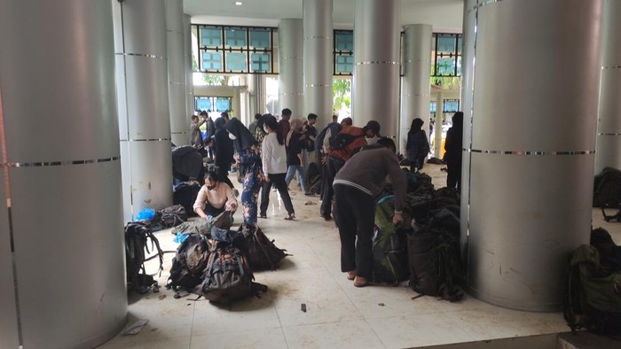 Peserta KKM kembali ke fakultas untuk mengambil tas dan Sofiarina serta Retsa