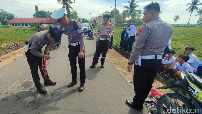 Polisi melakukan olah TKP kecelakaan di Polman, Sulbar.