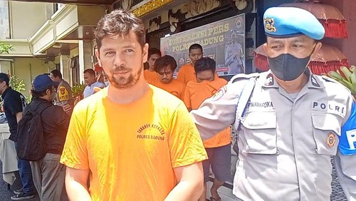Polisi menangkap bule Slovakia atas kepemilikan 326 gram hashis dan 263 gram ganja. WNA itu ditangkap saat berjalan kaki di Jimbaran.