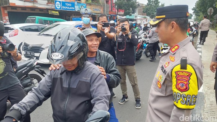 Polisi saat memberhentikan pemotor tak gunakan helm di Cimahi