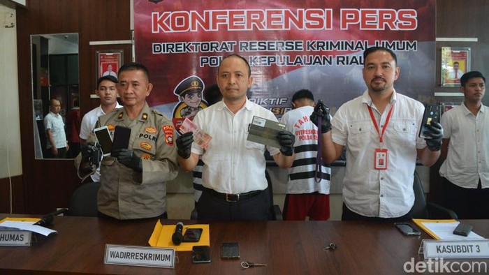 Polisi saat memberikan keterangan pers pencurian motor modus patah setang di Batam. (Alamudin Hamapu/detikSumut)