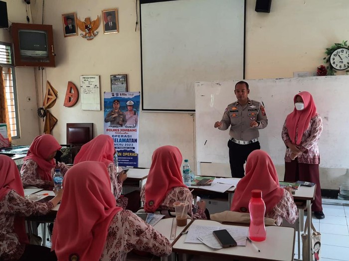Polisi sosialisasi keamanan dan keselamatan berlalu lintas ke pelajar Jombang