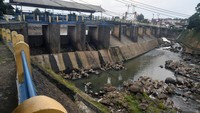 Debit air Sungai Ciliwung di Bendung Katulampa mengalami penyusutan dengan Tinggi Muka Air (TMA) hanya 0 cm.  