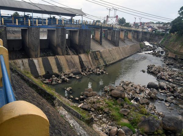 Potret Debit Air di Bendung Katulampa yang Menyusut