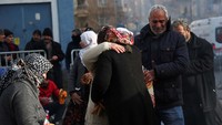 Warga berusaha untuk saling menguatkan satu sama lainnya di Diyarbakir, Turki. Reuters/Sertac Kayar.
