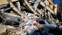 Ribuan bangunan ambruk akibat gempa dahsyat di Turki. Banyak warga kehilangan tempat tinggal akibat gempa tersebut. Reuters/Piroschka van de Wouw.